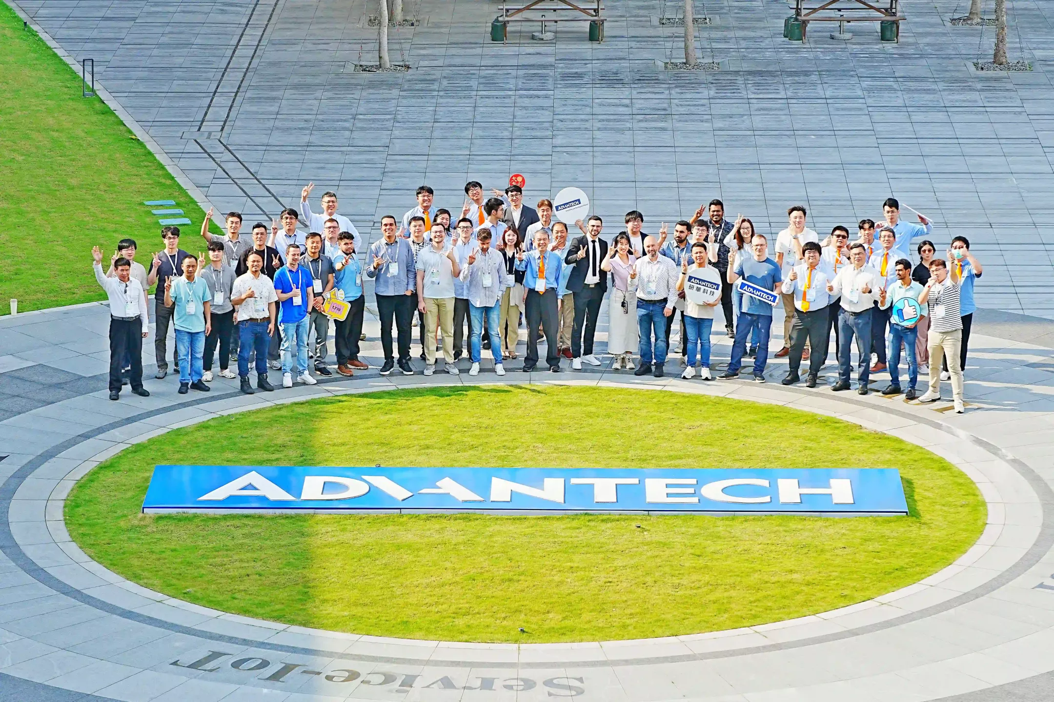 Foto di gruppo dei partecipanti al LEAP Camp