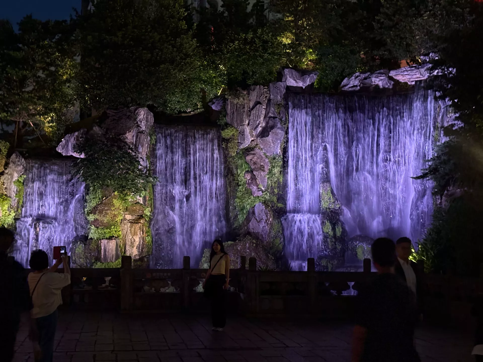Foto notturna della cascata d'acqua del tempio di Lungshan
